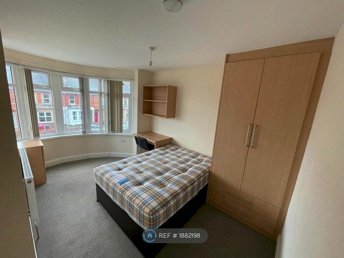 6 Bedroom Semi-Detached House To Rent In St. Peters Road, Reading, RG6