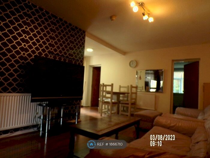 6 Bedroom Semi-Detached House To Rent In Derby Raod, Manchester, M14