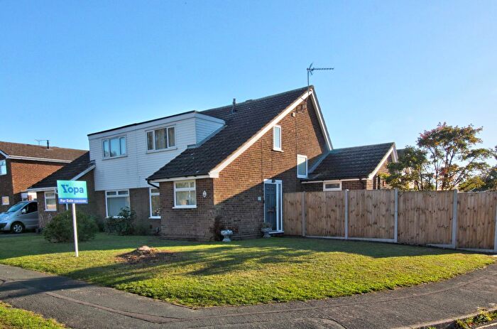 4 Bedroom Semi-Detached House For Sale In Chatsworth Drive, Ipswich, IP4