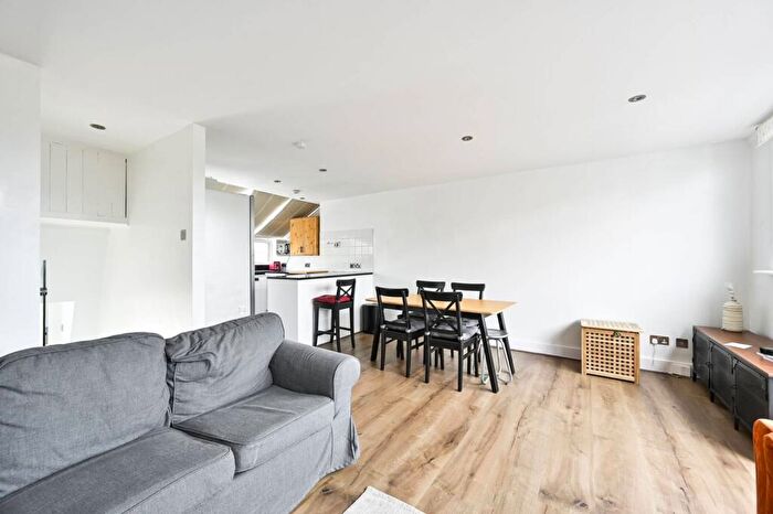 3 Bedroom Flat To Rent In Edith Grove, Chelsea, London, SW10