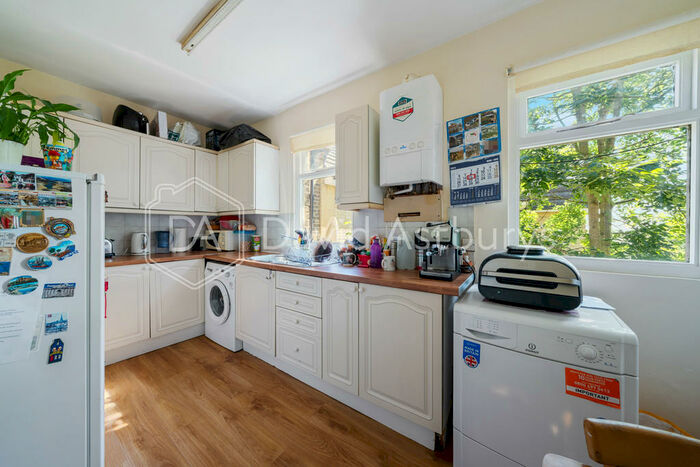 3 Bedroom Apartment To Rent In The Limes Avenue, New Southgate, N11