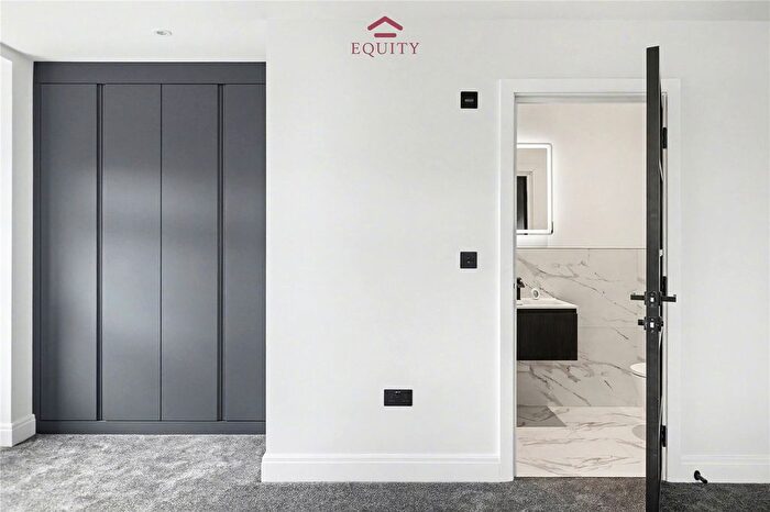 3 Bedroom Flat To Rent In Bullsmoor Lane, Enfield, EN3