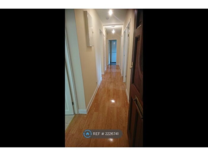 3 Bedroom Flat To Rent In Douglas House, Twickenham, TW1