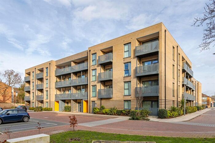 1 Bedroom Apartment For Sale In Merriam Close, Highams Park, E4