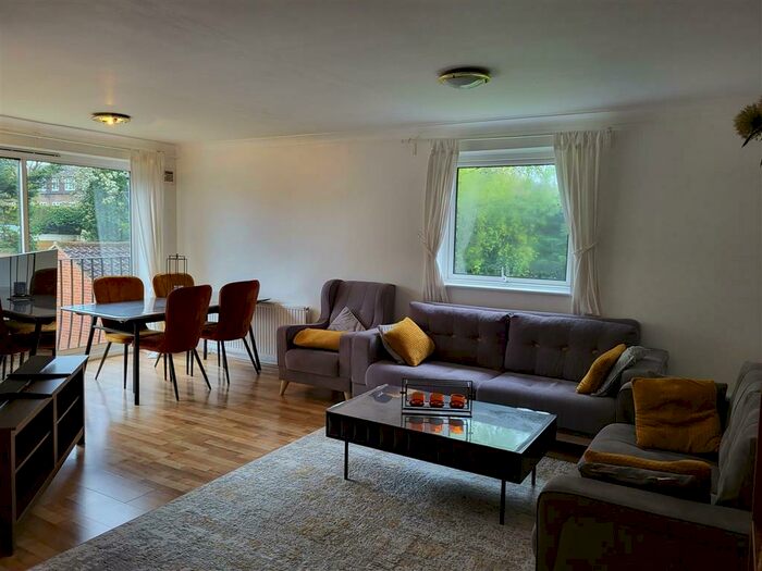 3 Bedroom House To Rent In Waverley Road, Enfield, EN2