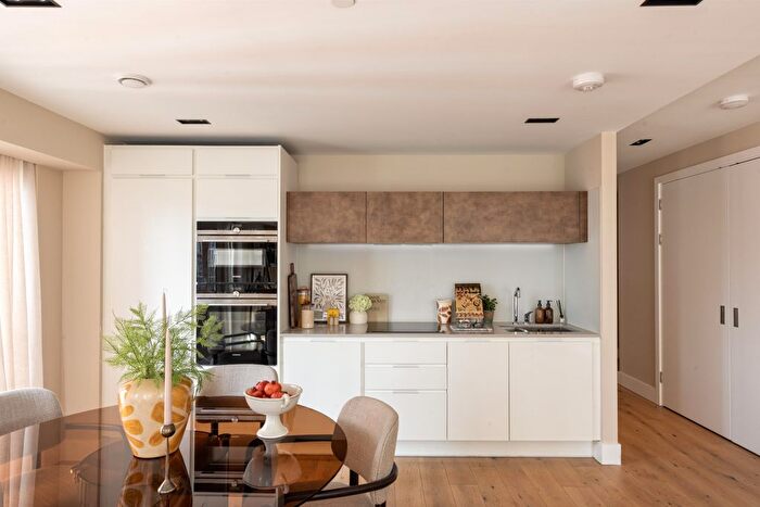 2 Bedroom Flat For Sale In Keybridge, Exchange Gardens, London, SW8 - Photo 5