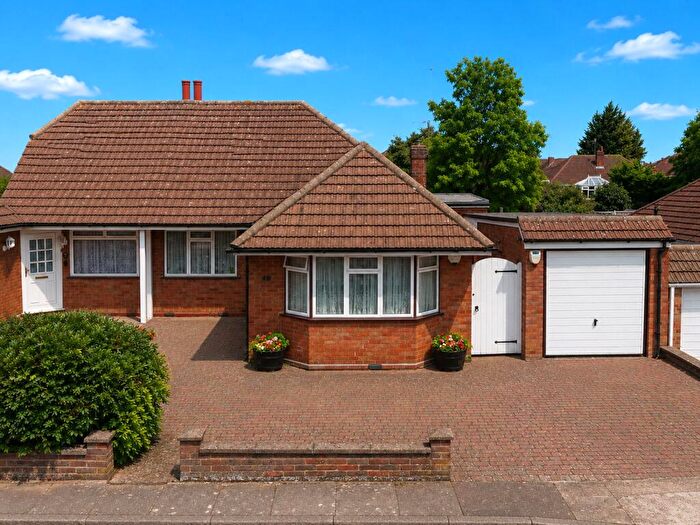 3 Bedroom Bungalow For Sale In Homedale Drive, Luton, Bedfordshire, LU4
