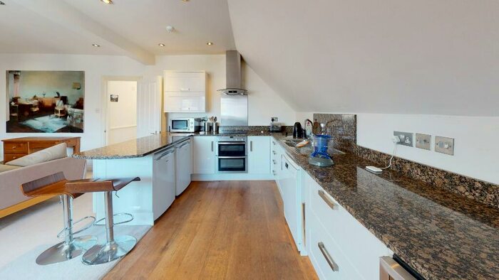 3 Bedroom Flat To Rent In First Avenue, Hove, BN3