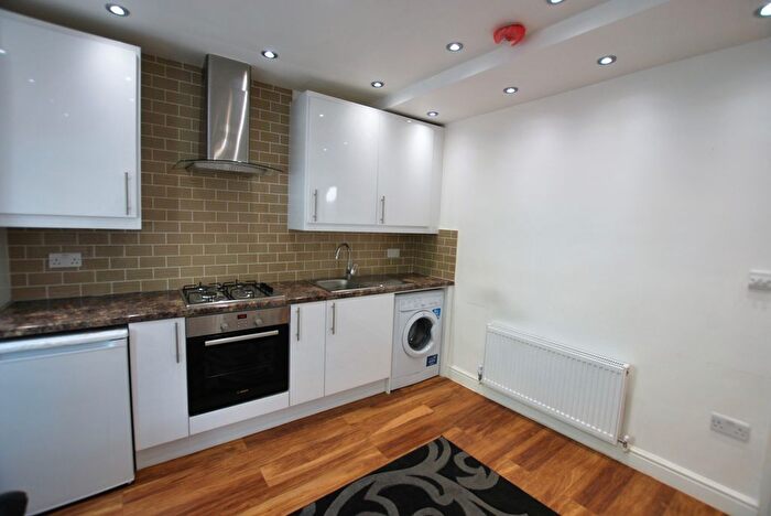 2 Bedroom Flat To Rent In Cambridge Heath Road, London, E2