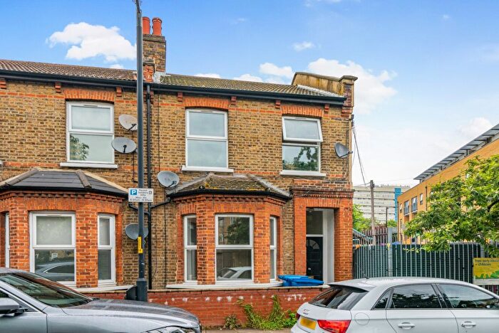 1 Bedroom Flat To Rent In Medlar Street, London, SE5
