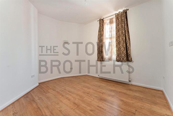 3 Bedroom Maisonette To Rent In Amhurst Road, London, E8