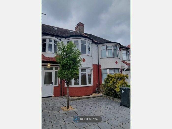 1 Bedroom Flat To Rent In Hedge Lane, London, N13