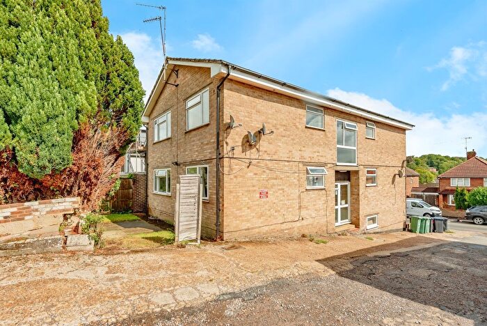 2 Bedroom Flat For Sale In Earlsbrook Road, Redhill, RH1