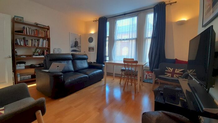 2 Bedroom Maisonette To Rent In Garratt Lane, Earlsfield, SW18