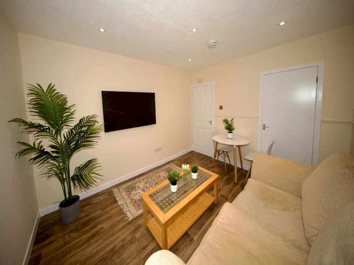 Studio To Rent In Mid Road, Dundee, DD3