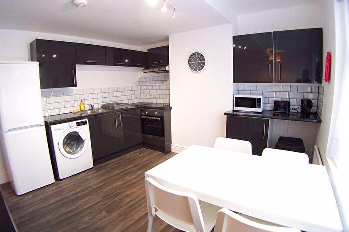 2 Bedroom Flat To Rent In Estcourt Avenue, Leeds, LS6