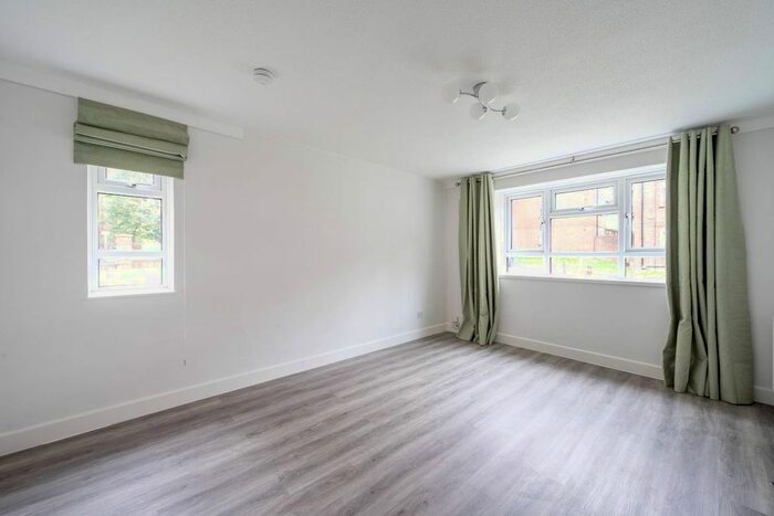 2 Bedroom Flat To Rent In Gap Road, Wimbledon, London, SW19
