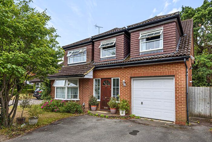 4 Bedroom Detached House To Rent In Walnut Close, Wokingham, RG41