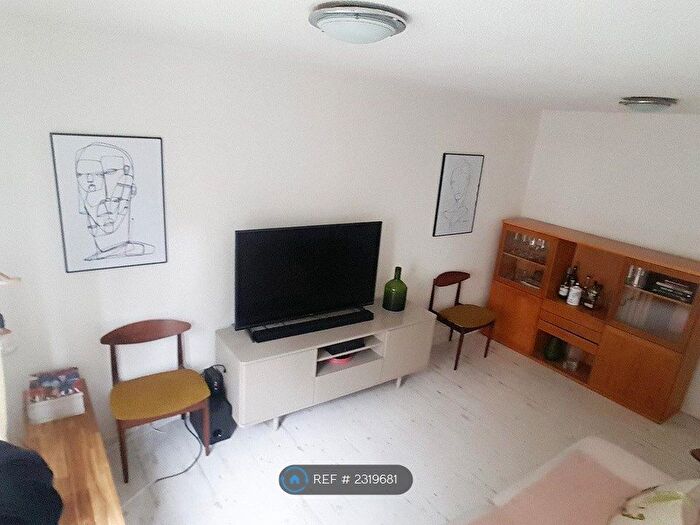 1 Bedroom Flat To Rent In Cromarty Court, London, SW2