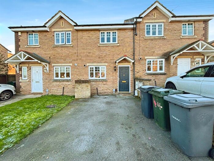 2 Bedroom Town House For Sale In Yewdall Way, Bradford, BD10