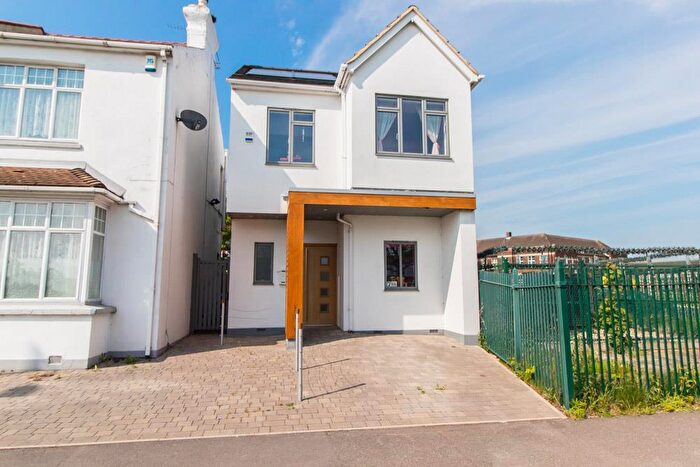 3 Bedroom Detached House For Sale In Prittlewell Chase, Westcliff-on-Sea, SS0