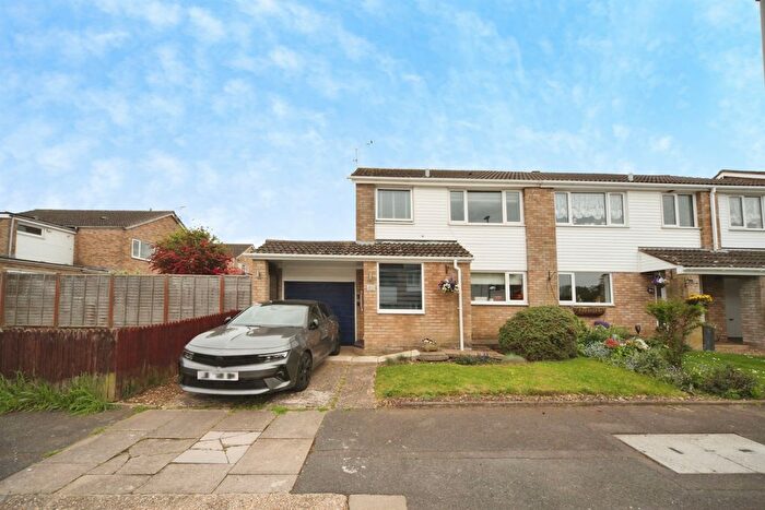 3 Bedroom Semi Detached House For Sale In Bracklesham Gardens, Luton, LU2