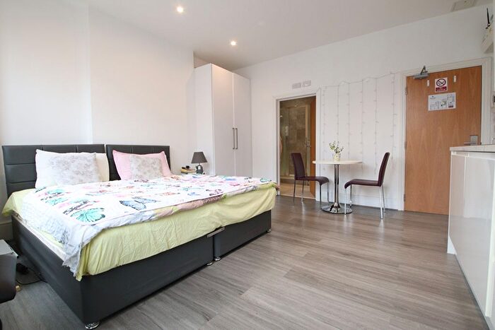 Studio To Rent In Finchley Road, London, NW3