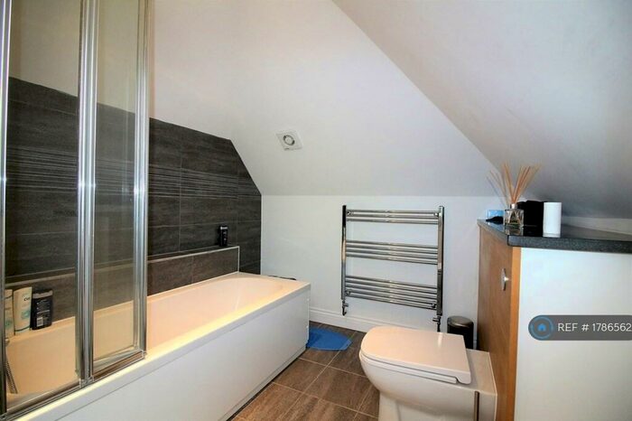 1 Bedroom Flat To Rent In High Road, Laindon, SS15
