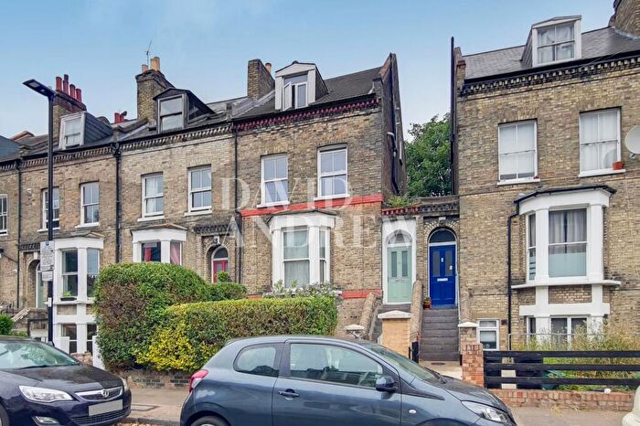 2 Bedroom Maisonette For Sale In Regina Road, London, N4