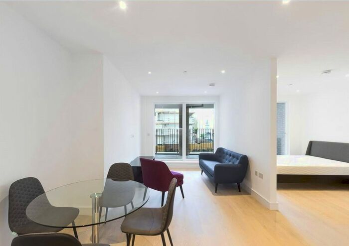 Studio To Rent In The Avenue, London, NW6