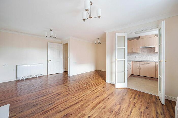 1 Bedroom Flat For Sale In Limpsfield Road, Warlingham, CR6