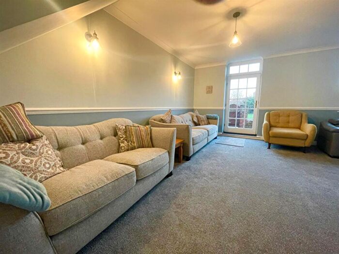 3 Bedroom Terraced House For Sale In Railway Street, Hornsea, HU18