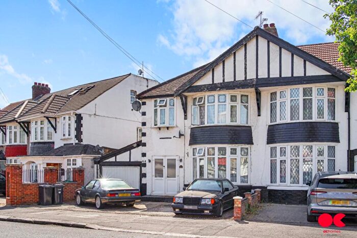 3 Bedroom End Of Terrace House For Sale In Stradbroke Grove, Ilford, IG5
