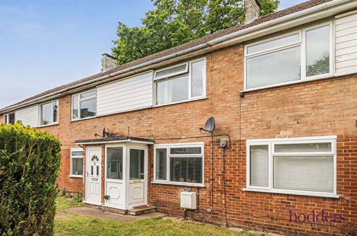2 Bedroom Maisonette For Sale In Beech Grove, Addlestone, Surrey, KT15