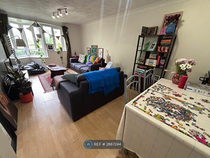 2 Bedroom Flat To Rent In Broomfield Lodge, Leeds, LS6