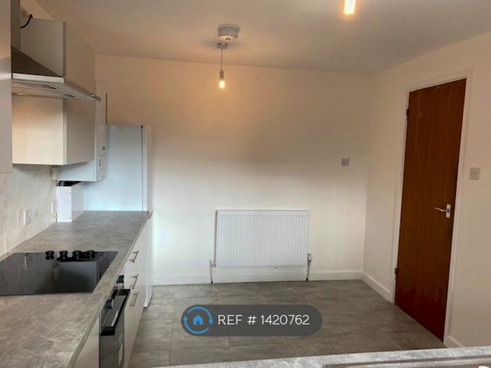 2 Bedroom Flat To Rent In Kingsbrook Court, Manchester, M16