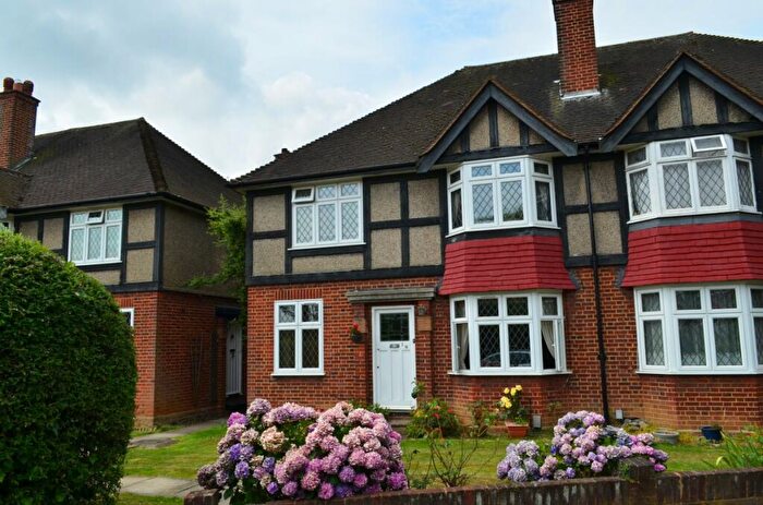 2 Bedroom Flat To Rent In Tregenna Close, Oakwood, N14