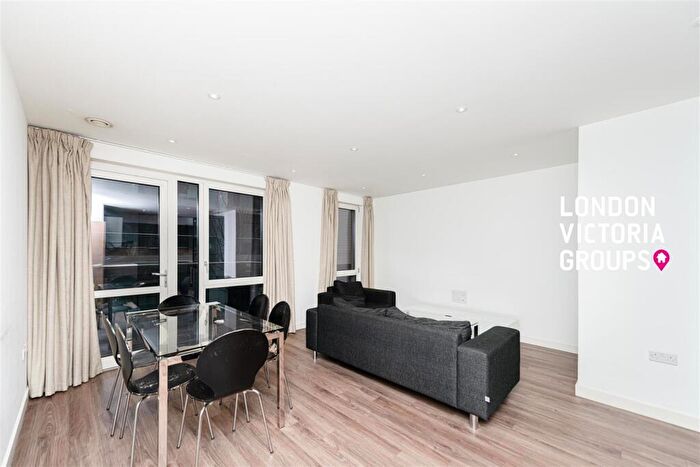 3 Bedroom Apartment To Rent In Hartwood Court, Devan Grove, London, N4