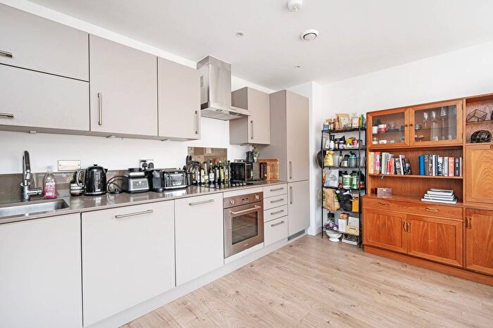 2 Bedroom Flat To Rent In Frampton Park Road, Hackney, London, E9