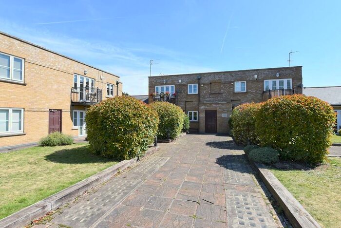 2 Bedroom Apartment To Rent In Fontaine Court, Southgate, N14
