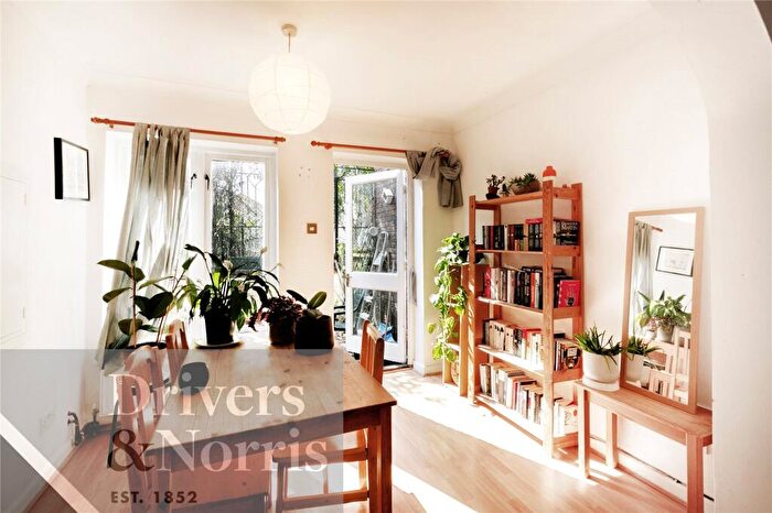 3 Bedroom Mews To Rent In Jutland Close, Archway, London, N19