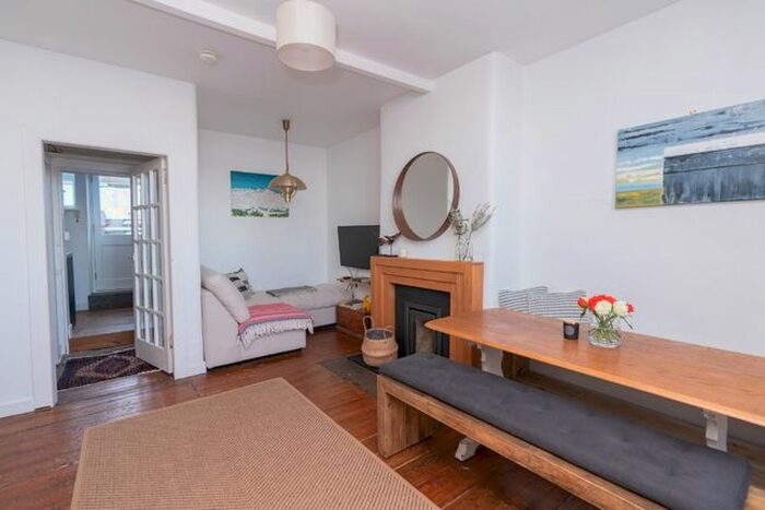 2 Bedroom Cottage To Rent In Lower Granton Road, Trinity, Edinburgh EH5