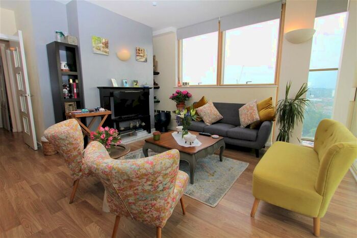 3 Bedroom Flat To Rent In West Point, Wellington Street, LS1