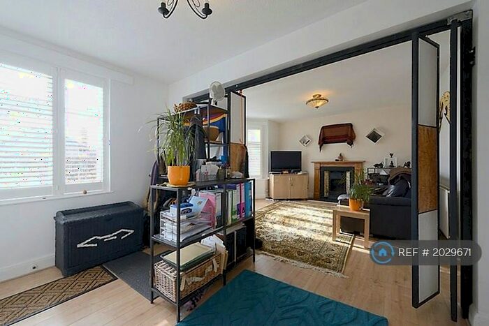 1 Bedroom Flat To Rent In West Wycombe Road, High Wycombe, HP12