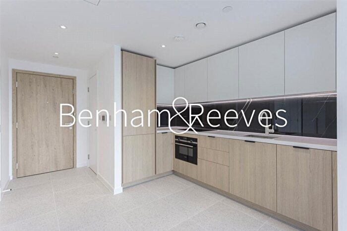 Terraced House To Rent In Cendal Crescent, London, E1