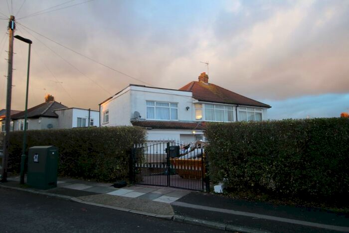 4 Bedroom Semi-Detached House To Rent In Merlin Road North Welling, DA16