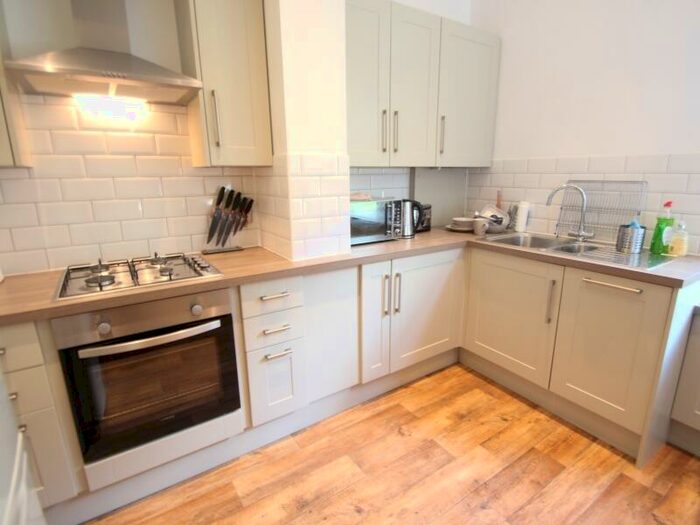 6 Bedroom Terraced House To Rent In Blandford Gardens, University, Leeds, LS2