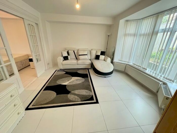 1 Bedroom Flat To Rent In Bevendean Crescent, Brighton, BN2