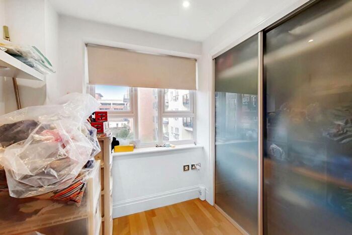 2 Bedroom Flat For Sale In Dartmouth House, KT2