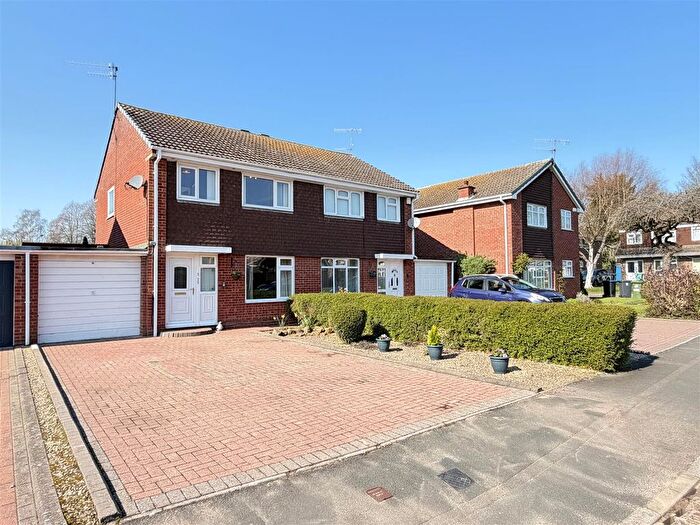 3 Bedroom Semi Detached House For Sale In Makepeace Avenue, Woodloes Park, Warwick, CV34